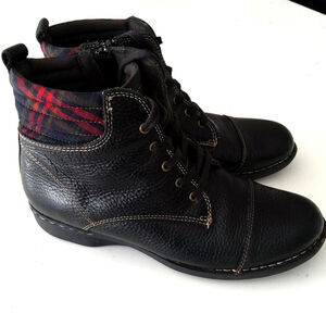 Womens Clarks Whistler Bae boots plaid flannelblack tumbled leather sz 8